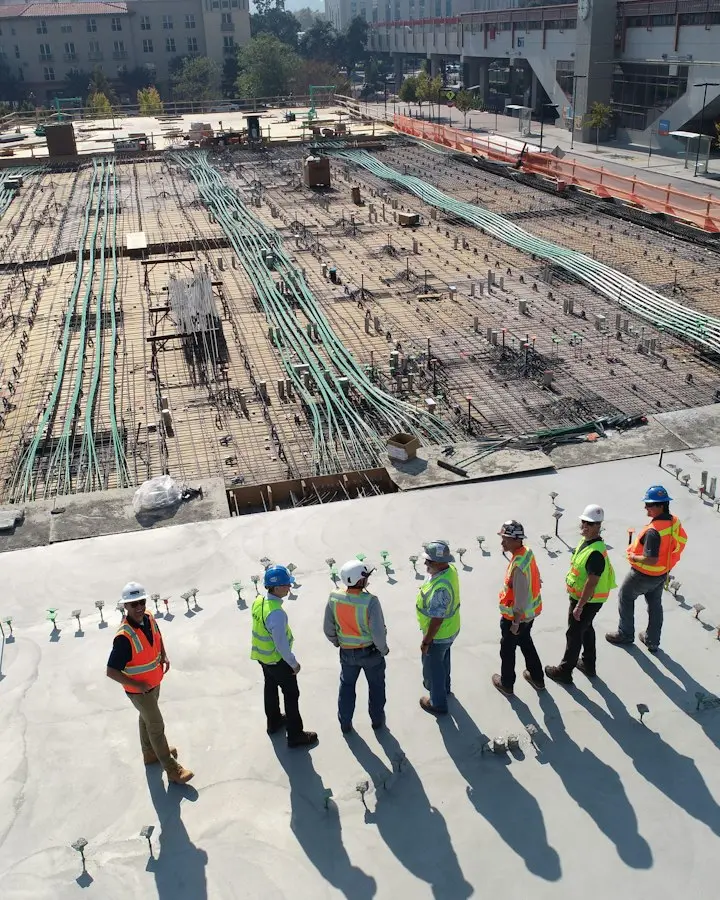 Équipe de chantier alignée sur une dalle de béton