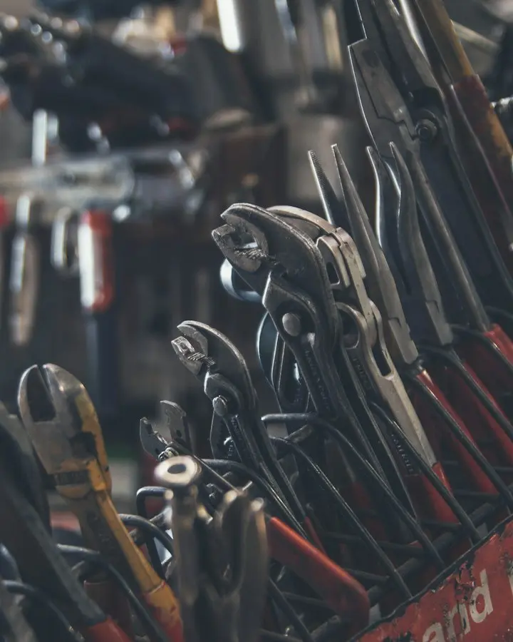 Outils rangés sur un panneau