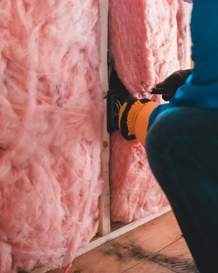 Travailleur qui vérifie l'isolation d'un mur